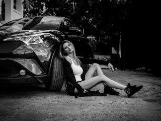 MilaMillan - Chat cam porno avec une Model mature à la crinière d'or sur le service Xlove 