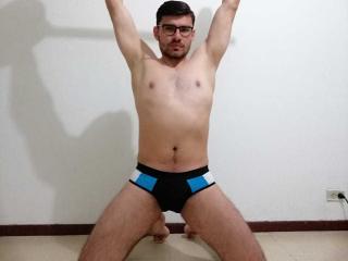DylanMighty - Live cam porno avec un Homo aux cheveux bruns sur le service XLovegay 